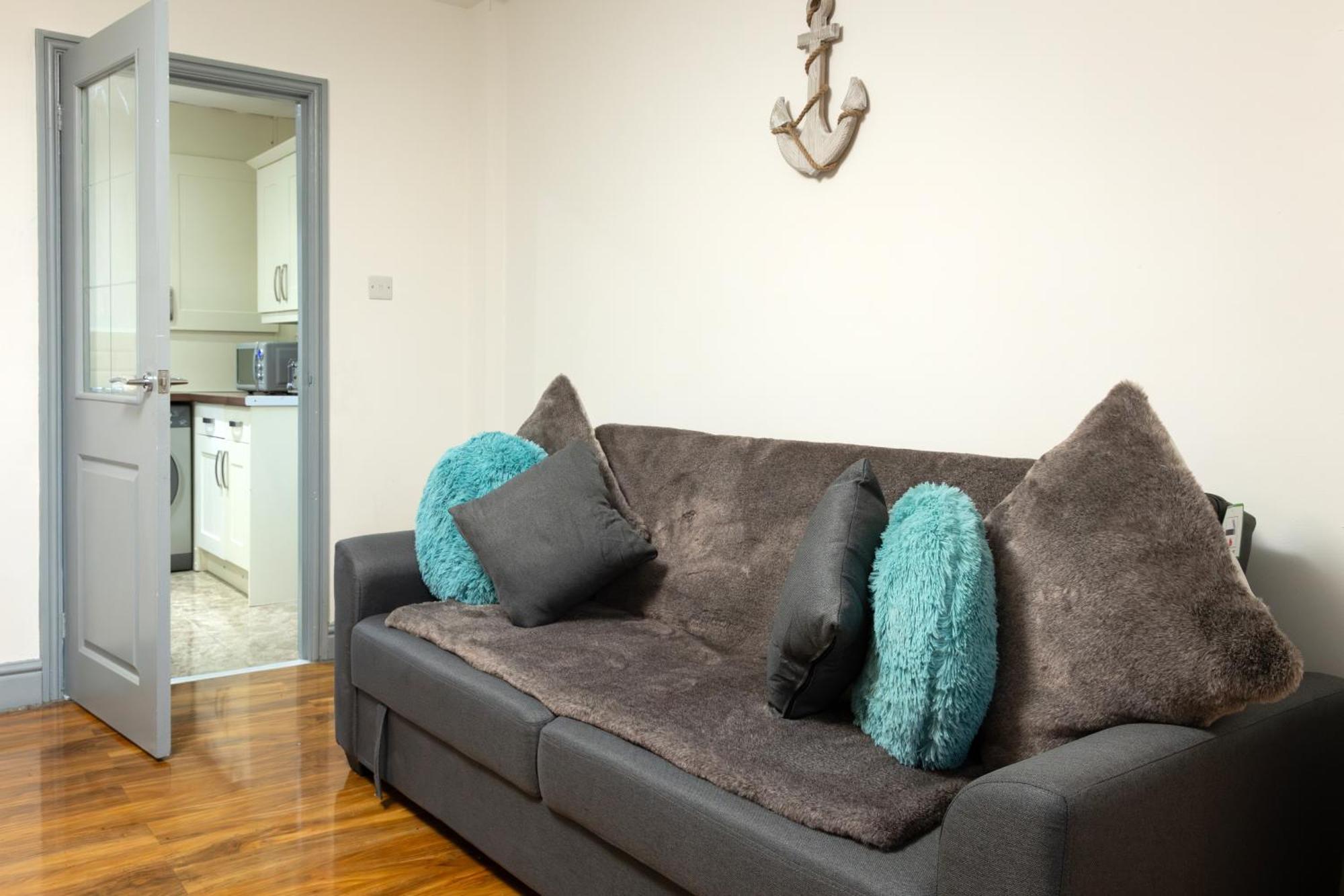 Comfortable 3 Bedrooms Leeds Beach House - Ideal For Family And Contractors - Free Parking For 2 Cars Екстериор снимка