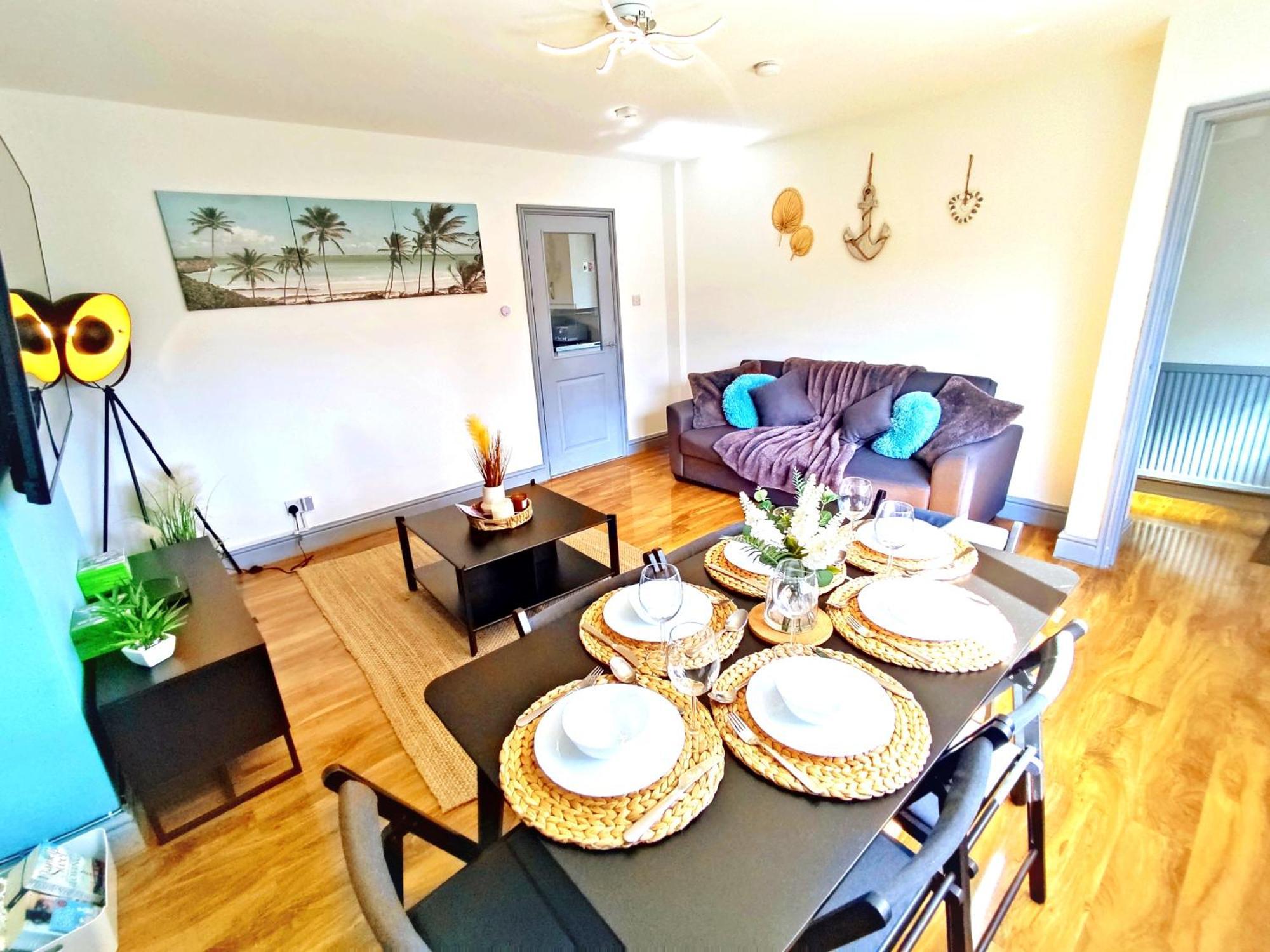 Comfortable 3 Bedrooms Leeds Beach House - Ideal For Family And Contractors - Free Parking For 2 Cars Екстериор снимка