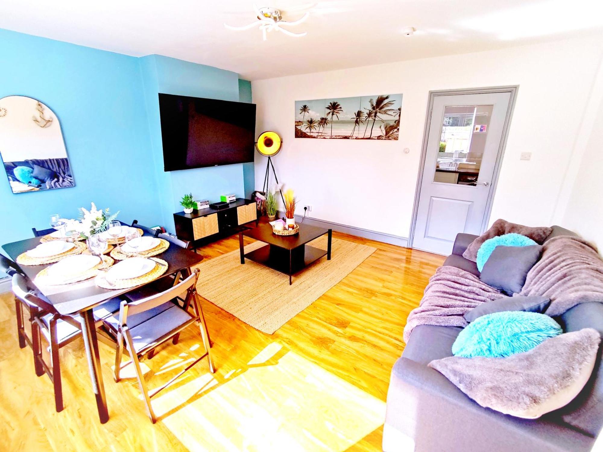 Comfortable 3 Bedrooms Leeds Beach House - Ideal For Family And Contractors - Free Parking For 2 Cars Екстериор снимка