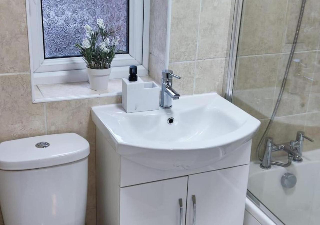 Comfortable 3 Bedrooms Leeds Beach House - Ideal For Family And Contractors - Free Parking For 2 Cars Екстериор снимка