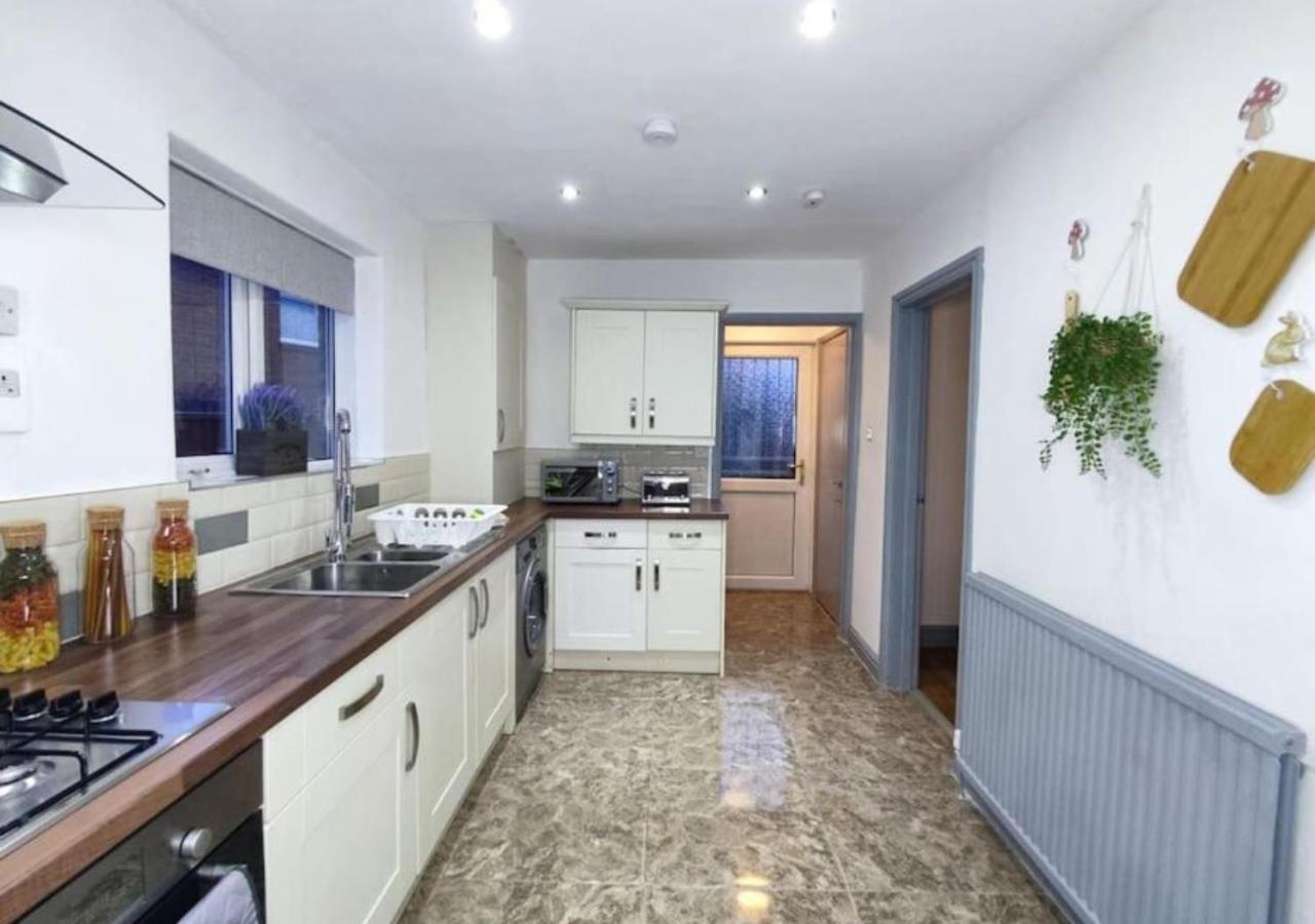 Comfortable 3 Bedrooms Leeds Beach House - Ideal For Family And Contractors - Free Parking For 2 Cars Екстериор снимка