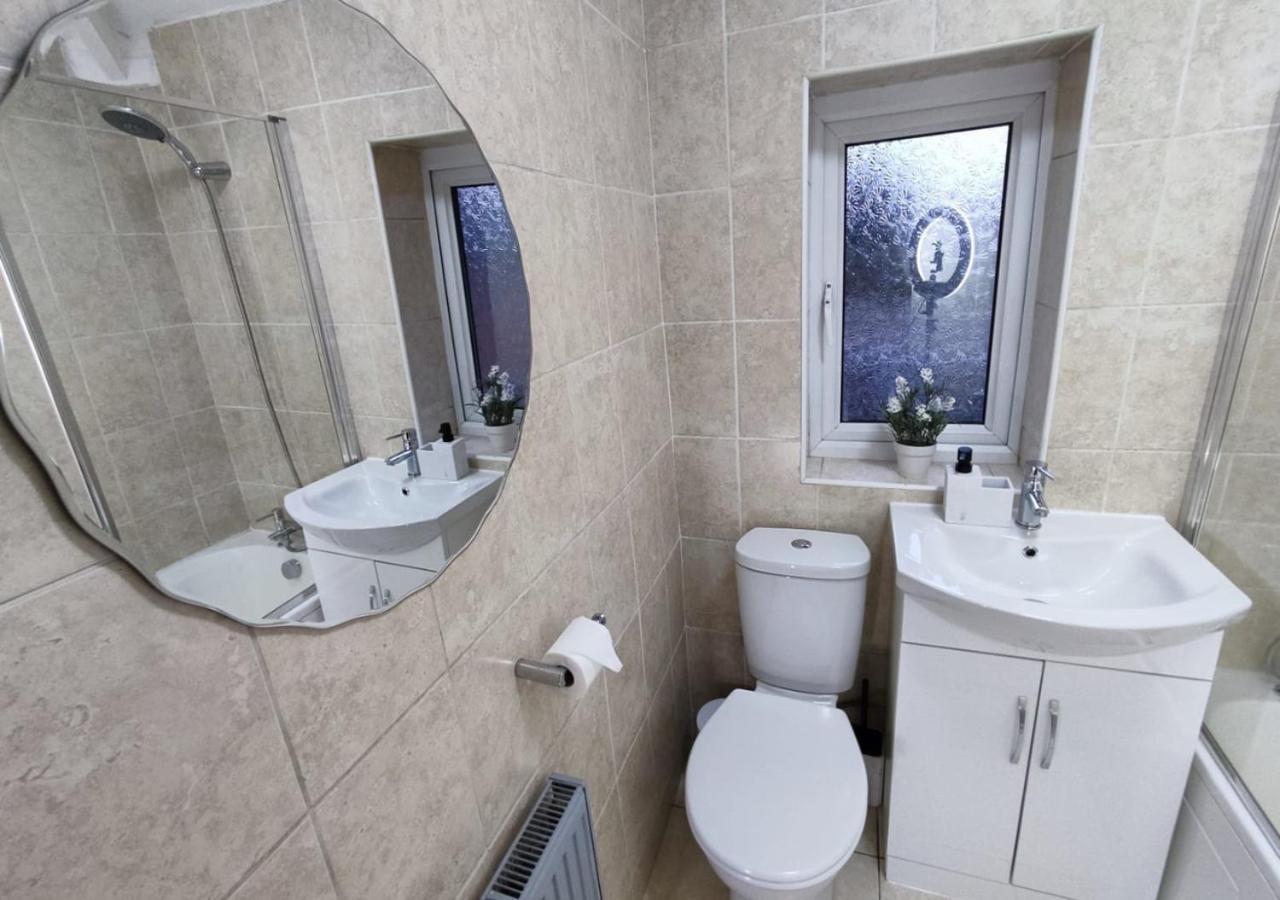 Comfortable 3 Bedrooms Leeds Beach House - Ideal For Family And Contractors - Free Parking For 2 Cars Екстериор снимка