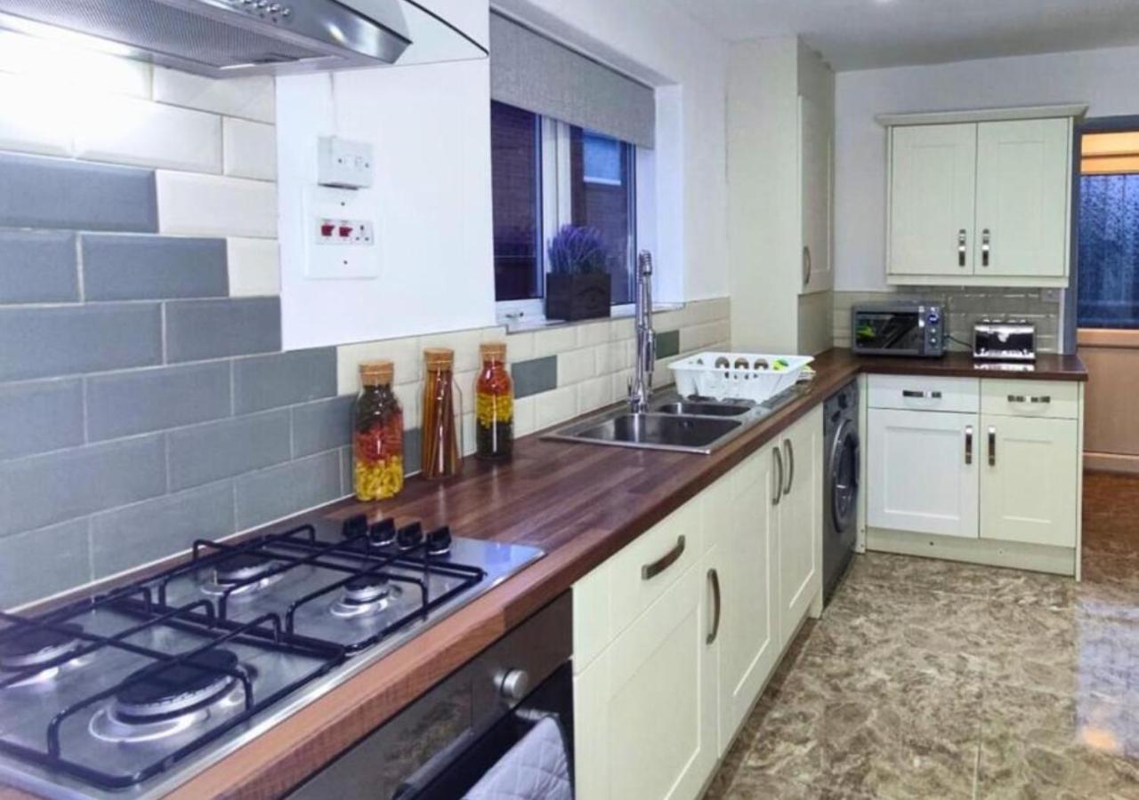 Comfortable 3 Bedrooms Leeds Beach House - Ideal For Family And Contractors - Free Parking For 2 Cars Екстериор снимка